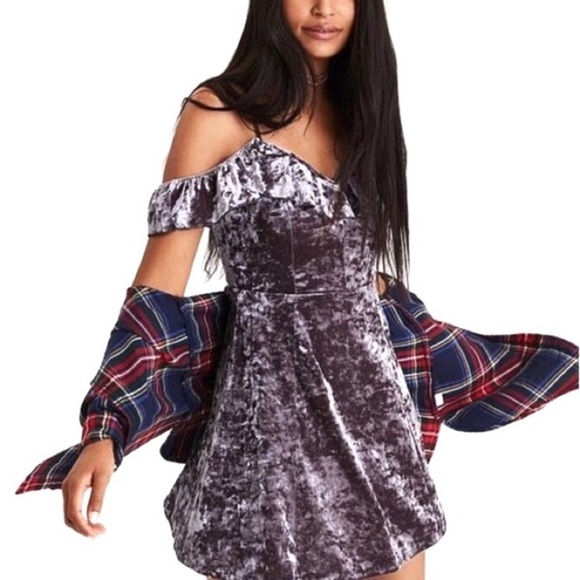 American Eagle Outfitters Dresses & Skirts - American Eagle Off the Shoulder Velvet Mini Dress